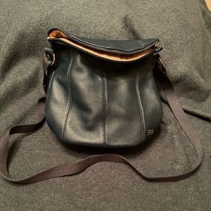 Bucket crossbody bag